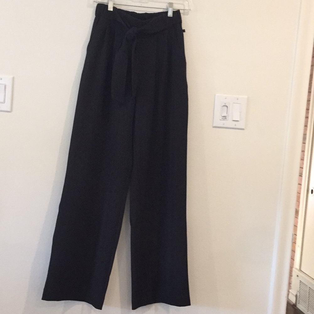 Lululemon women’s wide-leg pants black